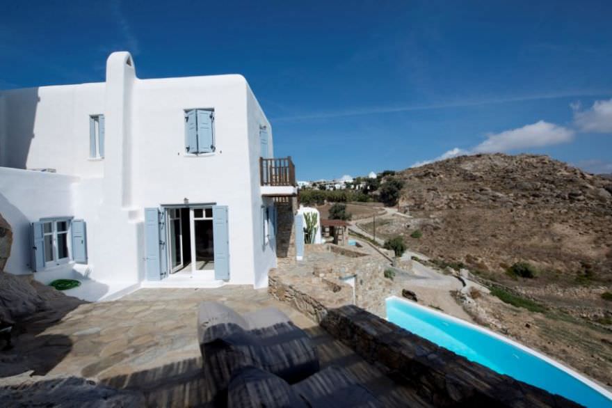 A luxury villa located in St. Lazarus area of Mykonos, on Psarou Bay photo 3